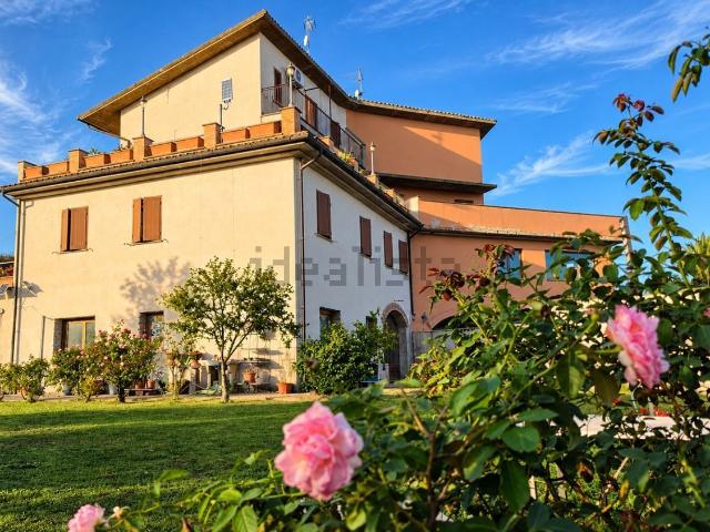 Villetta bifamiliare in vendita di 300 m² in Strada pianoroccheto fastello