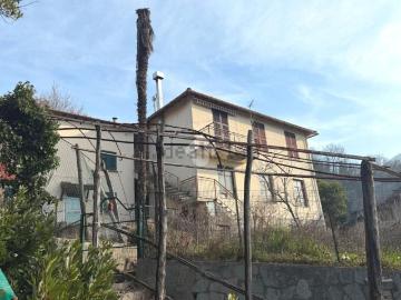 Villetta bifamiliare in vendita di 300 m² in Via Tomaso Cassissa
