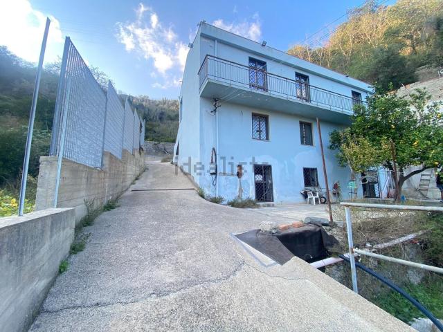 Villetta bifamiliare in vendita di 300 m² in Via Torrente Reginella