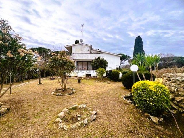 Villetta bifamiliare in vendita di 300 m² in Via Aldo Moro, 4