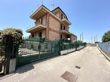 Villetta bifamiliare in vendita di 300 m² in Via Alveo Somma