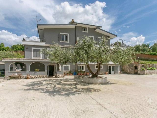 Villetta bifamiliare in vendita di 300 m² in Via Andrea Mantegna, 1
