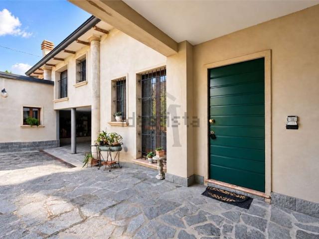 Villetta bifamiliare in vendita di 300 m² in Via Andrea Rivasi, 72