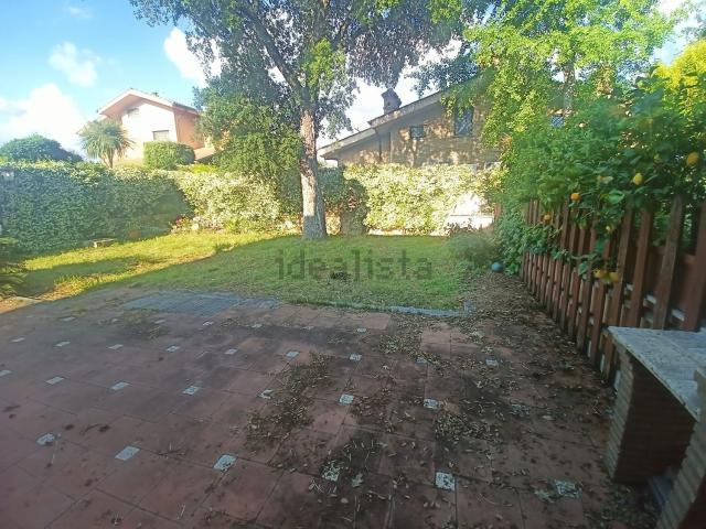 Villetta bifamiliare in vendita di 300 m² in Via Ariccia