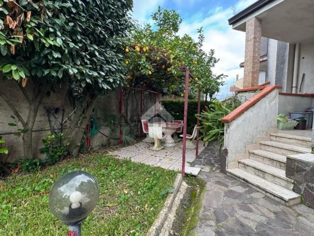 Villetta bifamiliare in vendita di 300 m² in Via Aurelio Fierro, 72