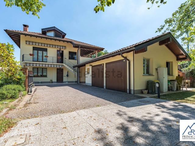 Villetta bifamiliare in vendita di 300 m² in Via Baraggiola