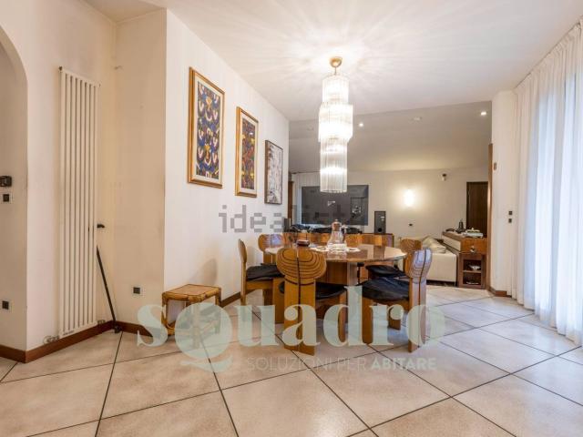 Villetta bifamiliare in vendita di 300 m² in Via Biagio Bernardi, 3