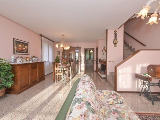 Villetta bifamiliare in vendita di 300 m² in Via Brescia