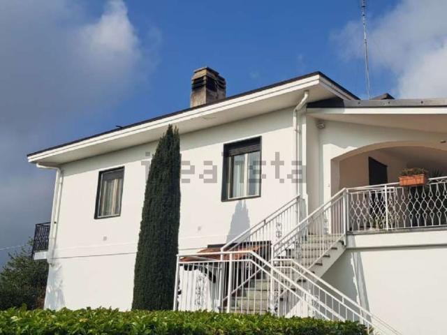 Villetta bifamiliare in vendita di 300 m² in Via Cardonata, 7