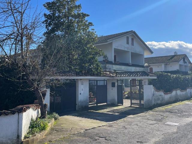 Villetta bifamiliare in vendita di 300 m² in Via Casilina, 8390