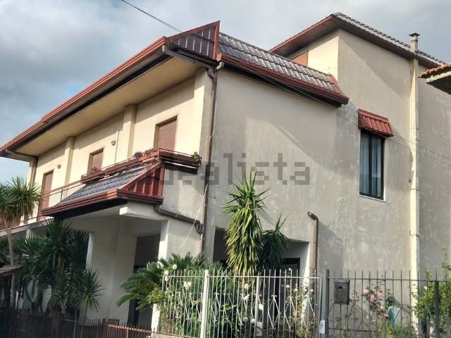 Villetta bifamiliare in vendita di 300 m² in Via CENTRO