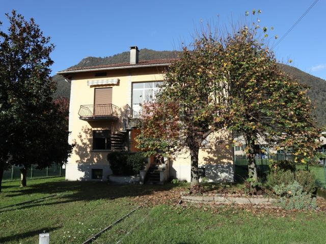 Villetta bifamiliare in vendita di 300 m² in Via Cittiglio, 32