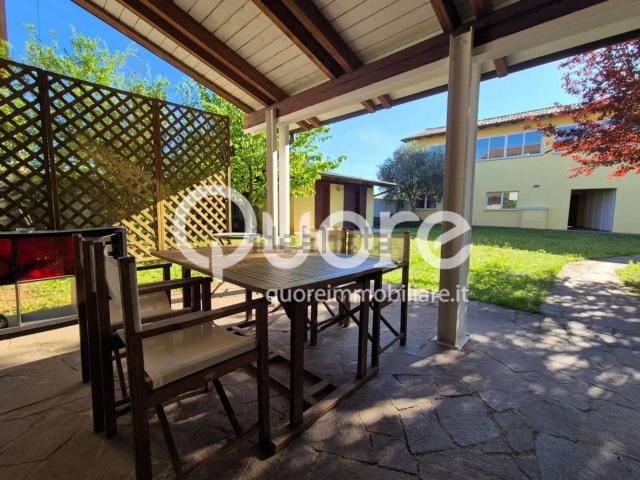 Villetta bifamiliare in vendita di 300 m² in Via Cormor Basso