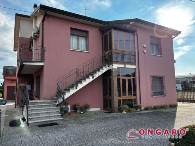 Villetta bifamiliare in vendita di 300 m² in Via Dante Alighieri