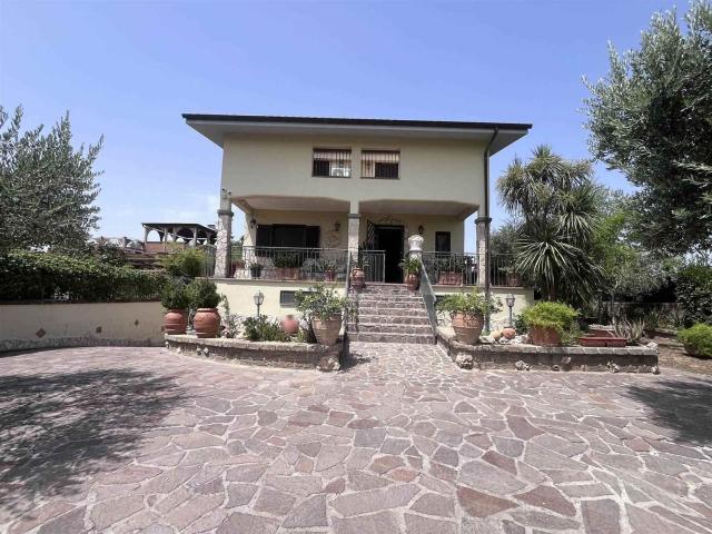 Villetta bifamiliare in vendita di 300 m² in Via dei Castagni, 32