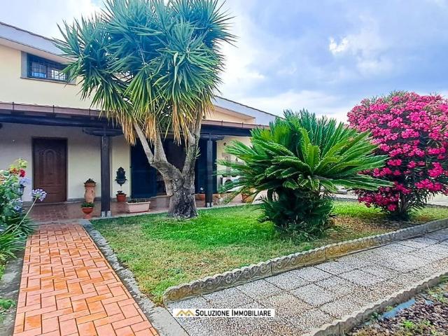 Villetta bifamiliare in vendita di 300 m² in Via dei Piani di Monte Savello, 45