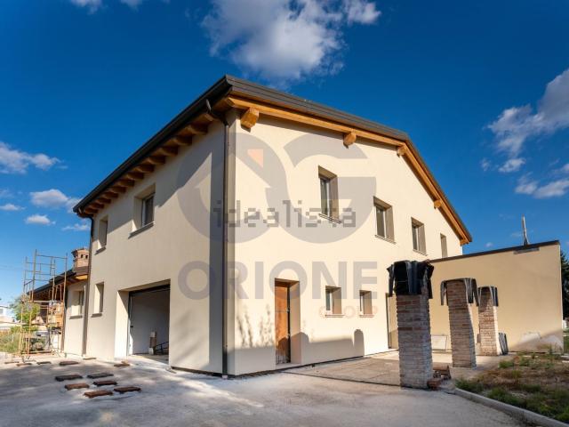 Villetta bifamiliare in vendita di 300 m² in Via del Lavoro