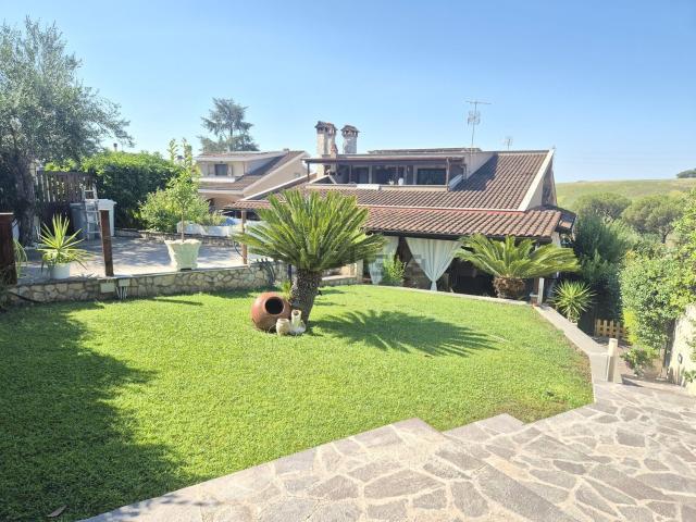 Villetta bifamiliare in vendita di 300 m² in Via dell&apos Idra