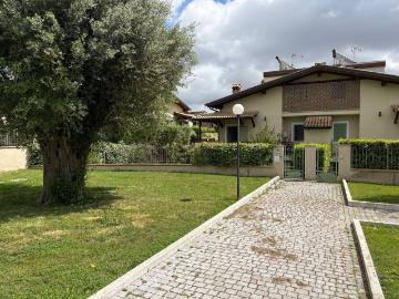 Villetta bifamiliare in vendita di 300 m² in Via di Casalotti, 45