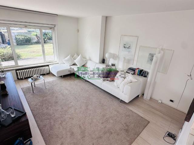 Villetta bifamiliare in vendita di 300 m² in Via Ettore Fieramosca