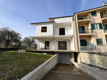Villetta bifamiliare in vendita di 300 m² in Via Fontanaisi