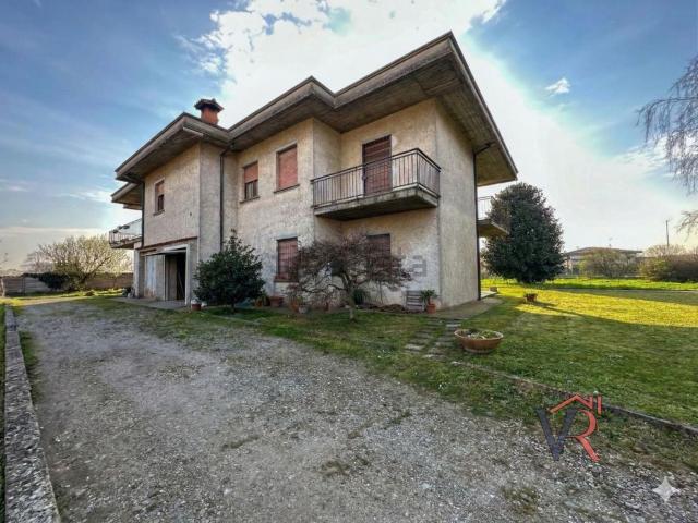 Villetta bifamiliare in vendita di 300 m² in Via G. Boccaccio