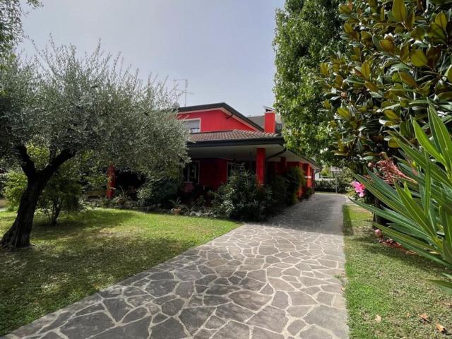 Villetta bifamiliare in vendita di 300 m² in Via G. Puccini