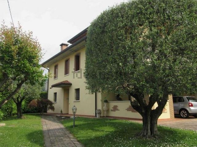 Villetta bifamiliare in vendita di 300 m² in Via Gazzo, 1
