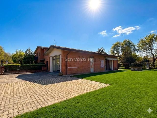 Villetta bifamiliare in vendita di 300 m² in Via Giovanni Boccaccio, 21
