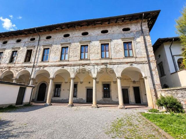 Villetta bifamiliare in vendita di 300 m² in Via Giovanni Caravina, 42