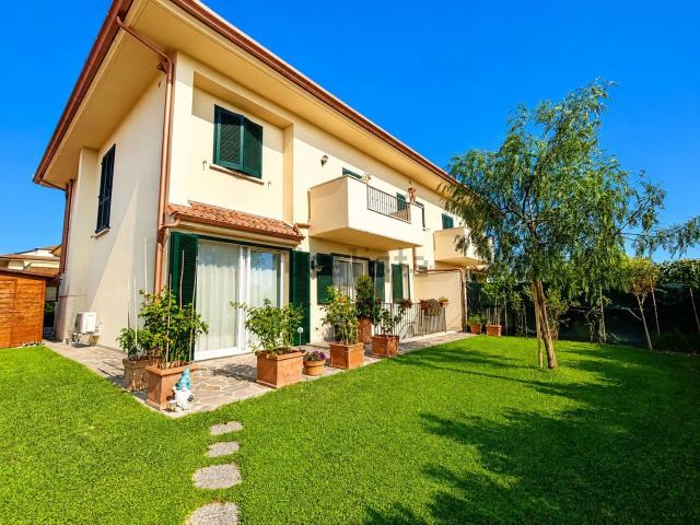 Villetta bifamiliare in vendita di 300 m² in Via Giovanni Falcone