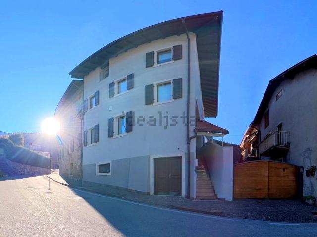 Villetta bifamiliare in vendita di 300 m² in Via Giovanni Segantini