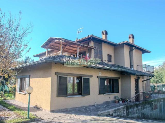 Villetta bifamiliare in vendita di 300 m² in Via Giacomo Leopardi, 2