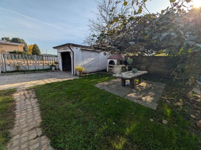 Villetta bifamiliare in vendita di 300 m² in Via Giacomo Puccini, 10