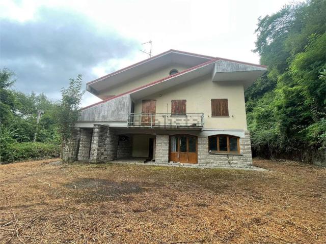 Villetta bifamiliare in vendita di 300 m² in Via Giardini Sud, 19