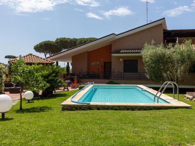 Villetta bifamiliare in vendita di 300 m² in Via Giulio Pittarelli