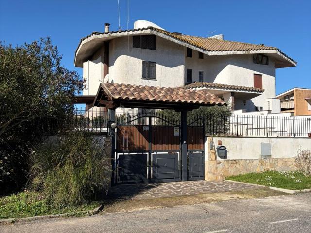 Villetta bifamiliare in vendita di 300 m² in Via Guido D&apos Arezzo