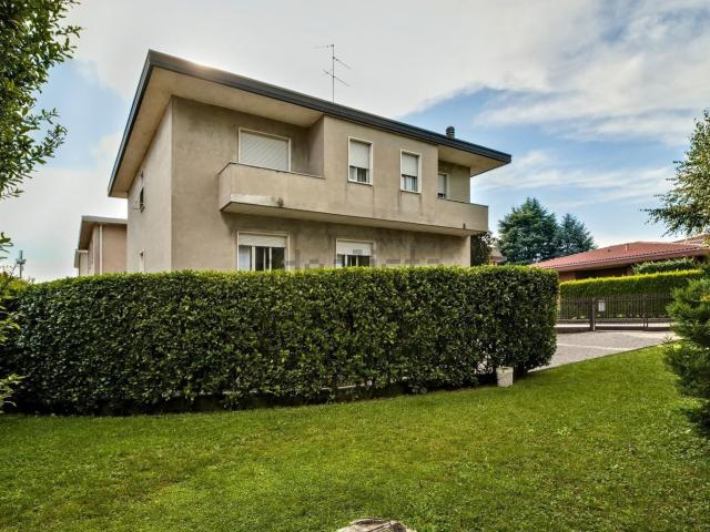 Villetta bifamiliare in vendita di 445 m² in Via Jesolo, 8