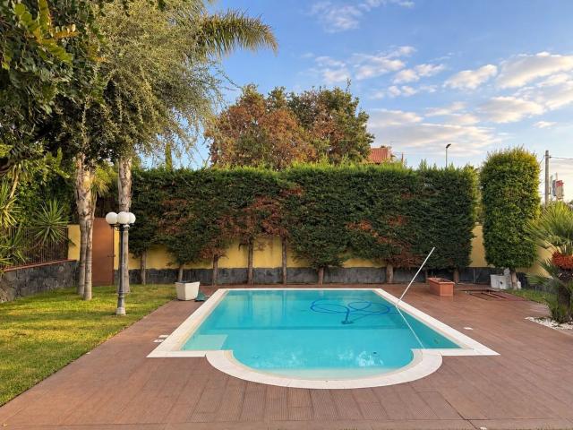 Villetta bifamiliare in vendita di 300 m² in Via Lussemburgo