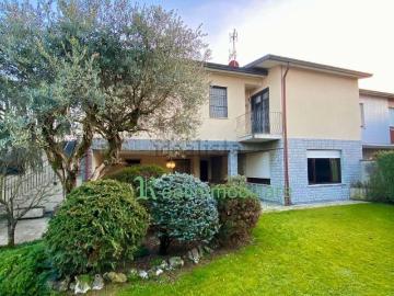 Villetta bifamiliare in vendita di 300 m² in Via Manzoni, 46