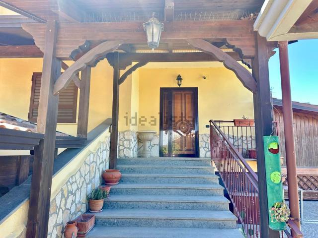 Villetta bifamiliare in vendita di 300 m² in Via Masseria Vecchia, 51