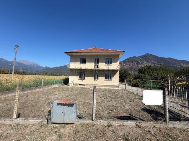 Villetta bifamiliare in vendita di 300 m² in Via Moncenisio, 12