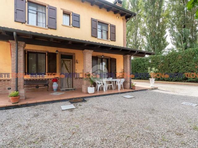 Villetta bifamiliare in vendita di 300 m² in Via Modenese, 4102