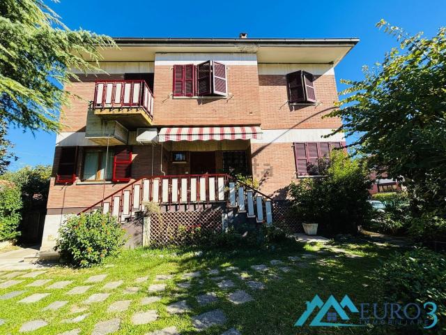 Villetta bifamiliare in vendita di 300 m² in Via Napoli