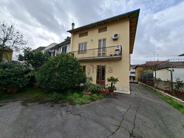 Villetta bifamiliare in vendita di 300 m² in Via Ortigara