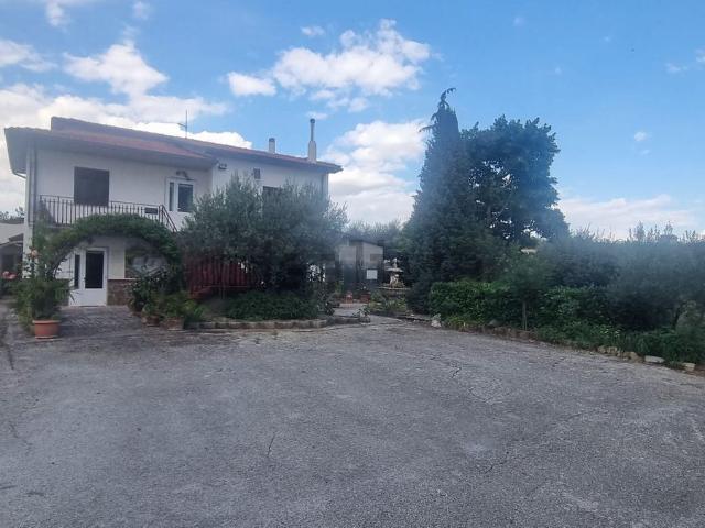Villetta bifamiliare in vendita di 300 m² in Via Palombaia