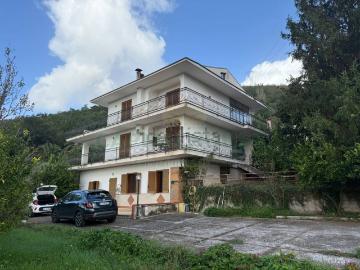 Villetta bifamiliare in vendita di 300 m² in Via Parco Donica, 2