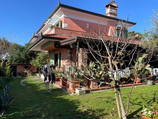 Villetta bifamiliare in vendita di 300 m² in Via Pelucara, 54033