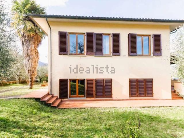 Villetta bifamiliare in vendita di 300 m² in Via Pian delle Macchie