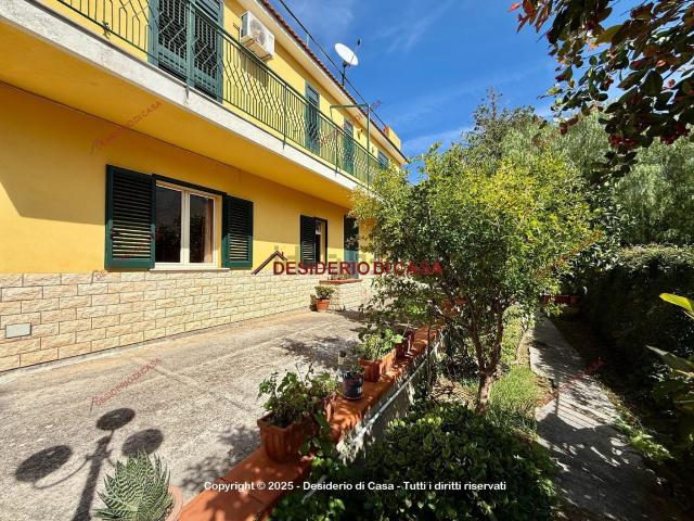 Villetta bifamiliare in vendita di 300 m² in Via Ponte Parco, 38